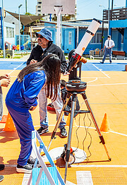 Estudiantes observando a través de un telescopio solar durante Viaje al Universo 2023