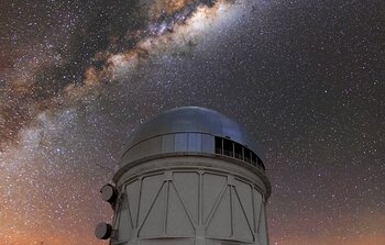 El Centro Galáctico ilumina el telescopio Blanco de 4 metros de Cerro Tololo
