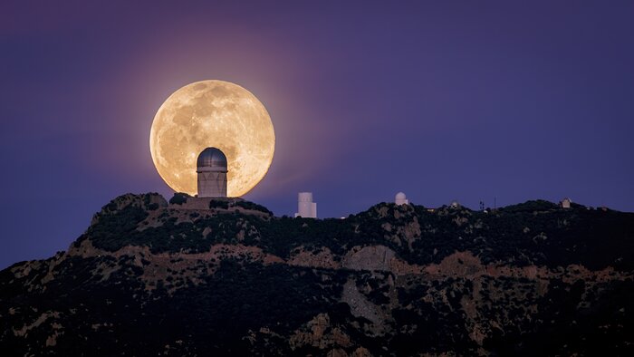 Un gran telescopio y una inmensa Luna