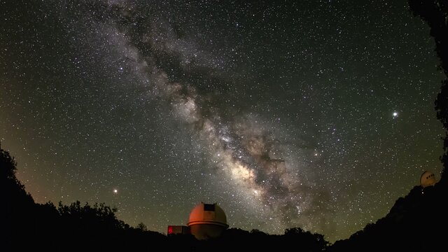 Milky Way Over KPNO 2.1-meter Telescope Timelapse