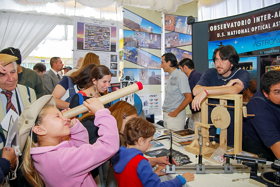 Students participating in AstroDay Chile, one of NOIRLab's premiere engagement activities in Chile. 