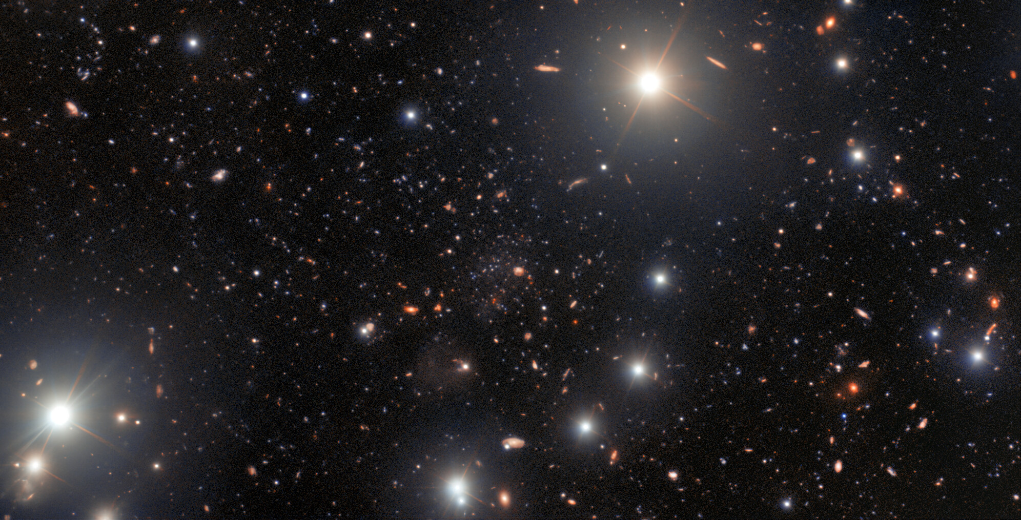 La galaxia enana de bajo brillo superficial, Pegasus V. Una galaxia enana de bajo brillo y única en su especie, fue descubierta en los bordes exteriores de la Galaxia de Andrómeda gracias a los agudos ojos de un astrónomo aficionado que examinaba los datos de archivo de la Cámara de Energía Oscura, fabricada por el Departamento de Energía de EE. UU. e instalada en el Telescopio Víctor M. Blanco de 4 metros, en el Observatorio de Cerro Tololo (CTIO), y que fueron procesados por el Community Science and Data Center (CSDC). El seguimiento posterior realizado por astrónomos profesionales utilizando el Observatorio Internacional Gemini, reveló que la galaxia enana, Pegasus V, contiene muy pocos elementos pesados y es probable que sea un fósil de las primeras galaxias. Las tres instalaciones involucradas en el hallazgo son programas de NOIRLab de NSF.