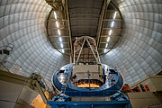 Una vista del interior del telescopio Mayall en el Observatorio Nacional Kitt Peak