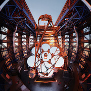 Ilustración del interior del Telescopio Gigante de Magallanes
