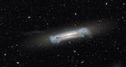 NGC 3628 y un ejemplo de una galaxia enana ultra compacta (sin anotaciones)