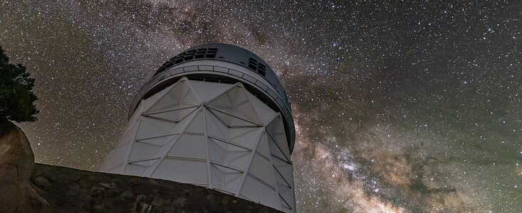 Nicholas U. Mayall 4-meter Telescope and the Milky Way