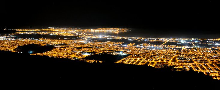 Contaminación lumínica sobre al área metropolitana de Coquimbo-La Serena en 2016. Las luces anaranjadas corresponden a antiguas luminarias públicas de sodio de alta presión, mientras que la luz blanca corresponde a los nuevos LED, la mayoría de los cuales no se ajustan a las normas de cielos oscuros.