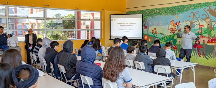 Students taking part in a presentation during Viaje al Universo 2024