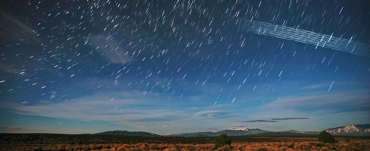 Satélites Starlink sobre el Bosque Nacional Carson, Nuevo México, fotografiados justo después de su lanzamiento.