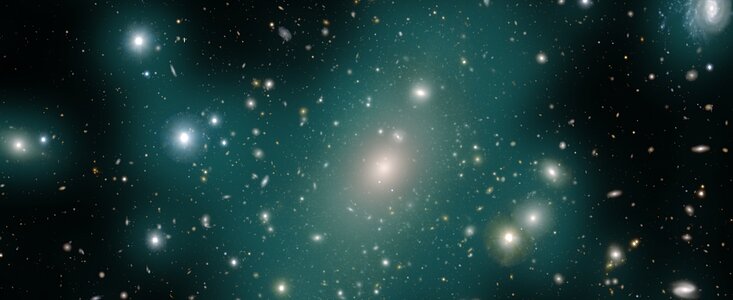 Imagen mejorada de la luz intracúmulo en el cúmulo de galaxias Abell 85