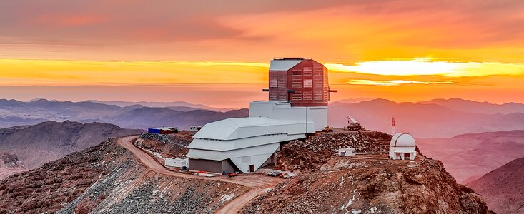 Observatorio Rubin al atardecer en mayo de 2024