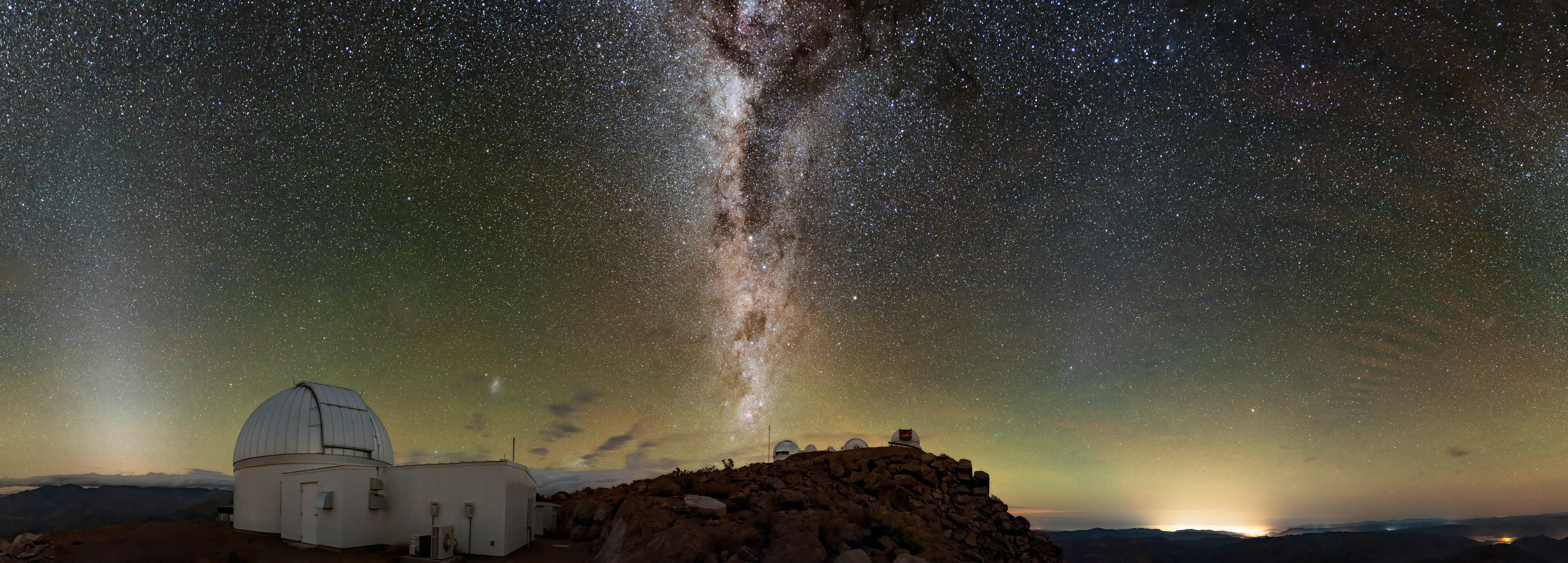 La protección del cielo nocturno contra la contaminación lumínica es una actividad importante para los observatorios de Chile. En esta imagen tomada desde CTIO, se puede ver la luz de la ciudad grande más cercana, La Serena, en el horizonte.