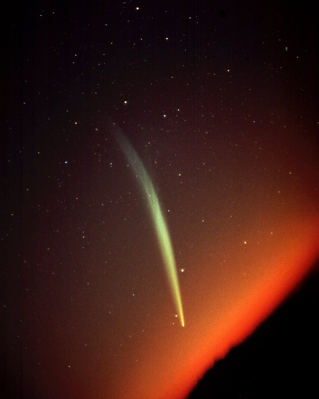 Почему у кометы хвост. Комета Икэя-Сэки. Комета Икэя — Сэки, c/1965 s1. Комета Когоутека.