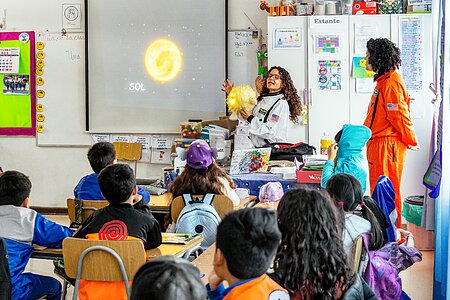 Estudiantes asisten a una presentación durante Viaje al Universo 2023