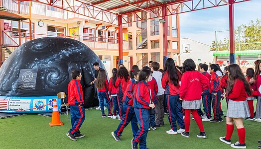 Estudiantes en el show del planetario móvil del Telescopio Magallanes Gigante, durante Viaje al Universo 2023