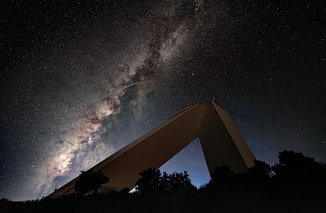 Telescopio Solar McMath Pierce con la Vía Láctea