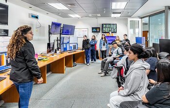 Fernanda Urrutia talks to students in the AURA Recinto Control Room