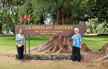 Leinani Lozi y K.T. Cannon-Eger en el Parque y los Jardines Liliʻuokalani en Hilo