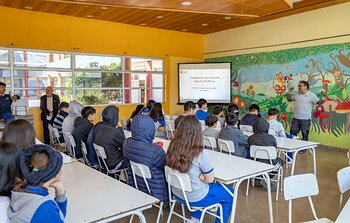 Students taking part in a presentation during Viaje al Universo 2024