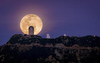 Un gran telescopio y una inmensa Luna