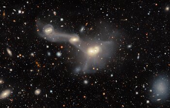 Una colección de galaxias entrelazadas