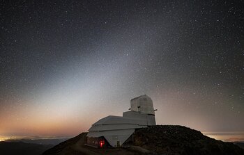 Un velo celestial sobre el Observatorio Rubin