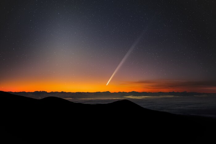 Comet C/2023 A3 (Tsuchinshan–ATLAS) at dawn over Maunakea