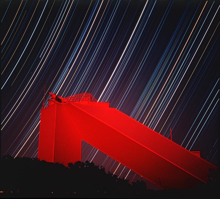 Telescopio Solar McMath Pierce de noche con los senderos Estelares