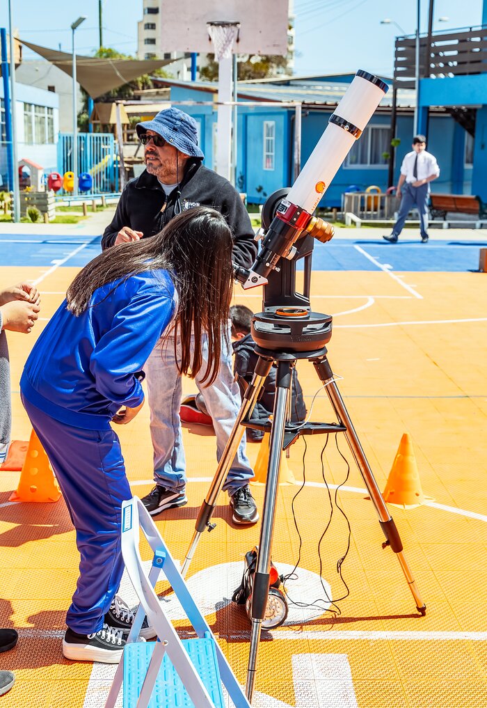 Students observing through a solar telescope during Viaje al Universo 2023