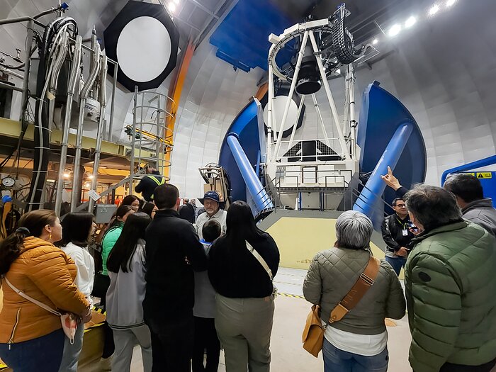 Ganadores de El lado oscuro de la luz visitando el Telescopio Víctor M. Blanco de 4 metros