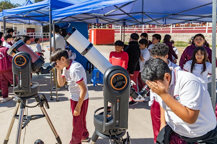 Students observing through a solar telescope during Viaje al Universo 2024