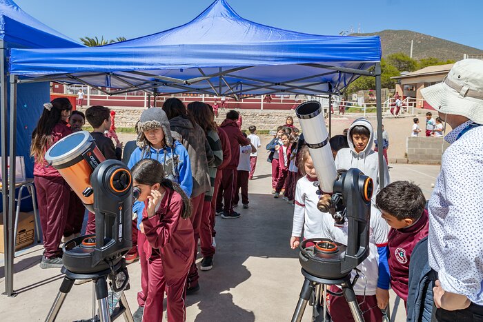 Students observing through a solar telescope during Viaje al Universo 2024