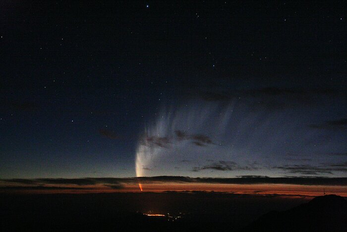 Cometa McNaught en el cielo crepuscular