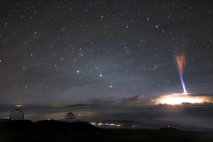 Una estela brillante ilumina la noche