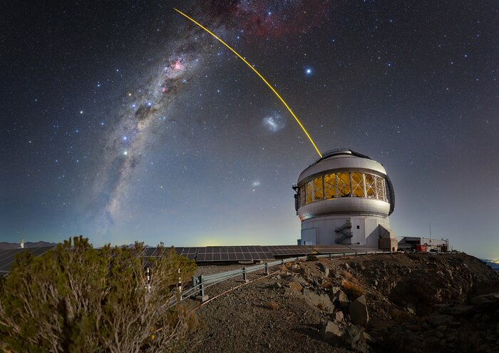 Un láser nocturno bajo las estrellas