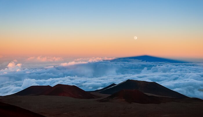 La Luna sobrevuela el Maunakea
