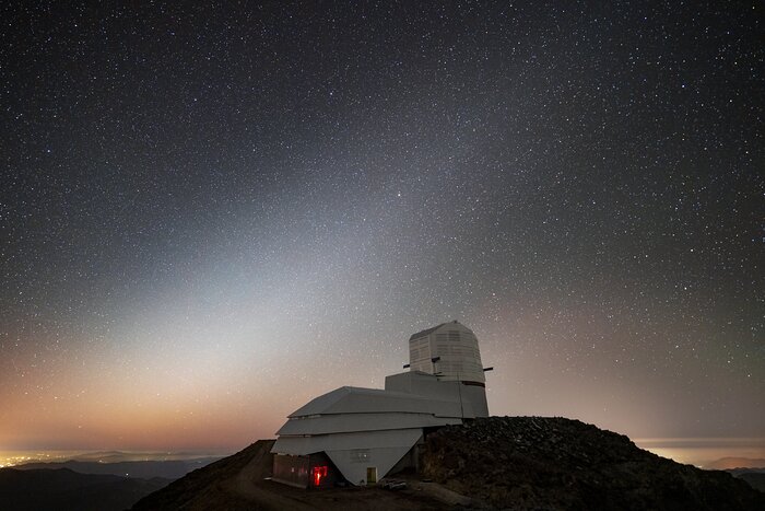 Un velo celestial sobre el Observatorio Rubin