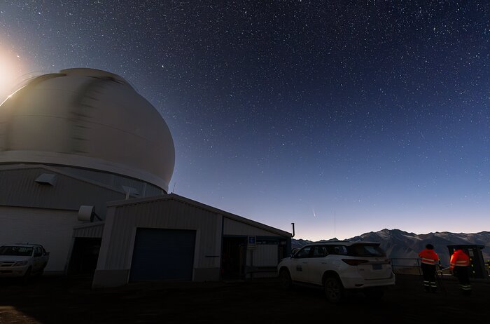 Comet Tsuchinshan–ATLAS over the SOAR Telescope