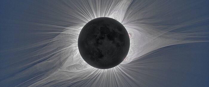 La corona del Sol brilla intensamente durante un eclipse solar total.