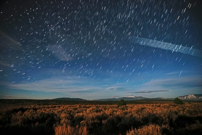 Satélites de Starlink sobre el bosque nacional Carson, Nuevo México.