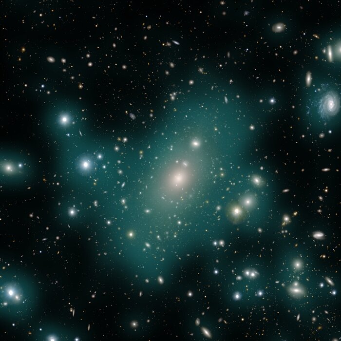 Imagen mejorada de la luz intracúmulo en el cúmulo de galaxias Abell 85