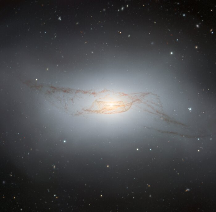 El enredado disco polvoriento de NGC 4753