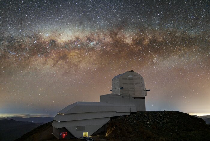 Observatorio Rubin bajo la Vía Láctea