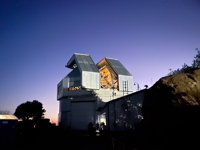 Visitantes entrando y saliendo del Telescopio WIYN de 3,5 metros