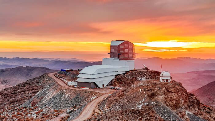 Observatorio Rubin al atardecer en mayo de 2024