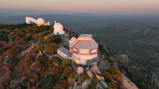 Video aéreo de los visitantes de la Nación Tohono O’odham en el Observatorio Nacional de Kitt Peak